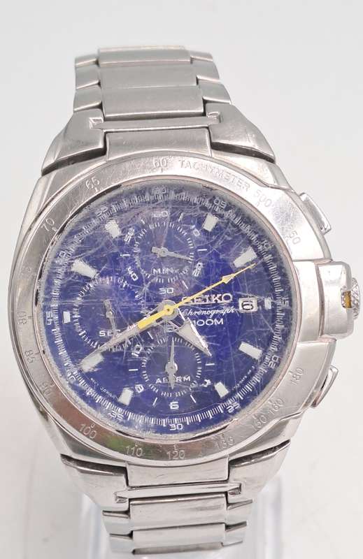 Pre-owned Seiko Chronograph Mens Quartz watch with Blue Dial -working -Crystal Badly scratched