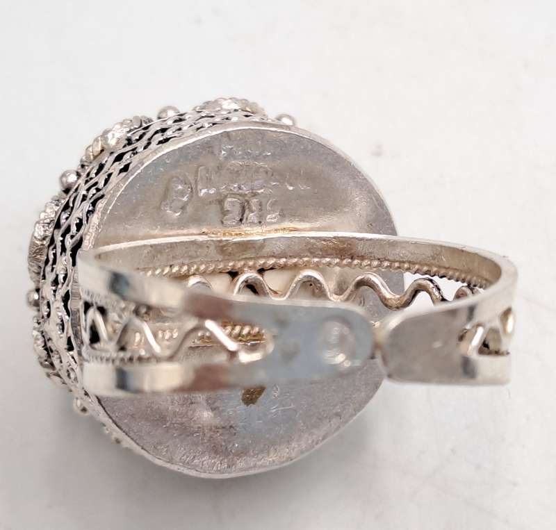 Pre-owned Sterling Silver ring with Lapis Lazuli Gemstone -