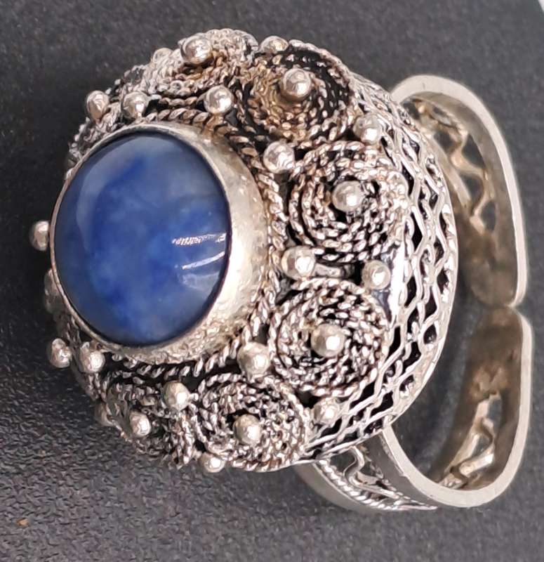 Pre-owned Sterling Silver ring with Lapis Lazuli Gemstone -