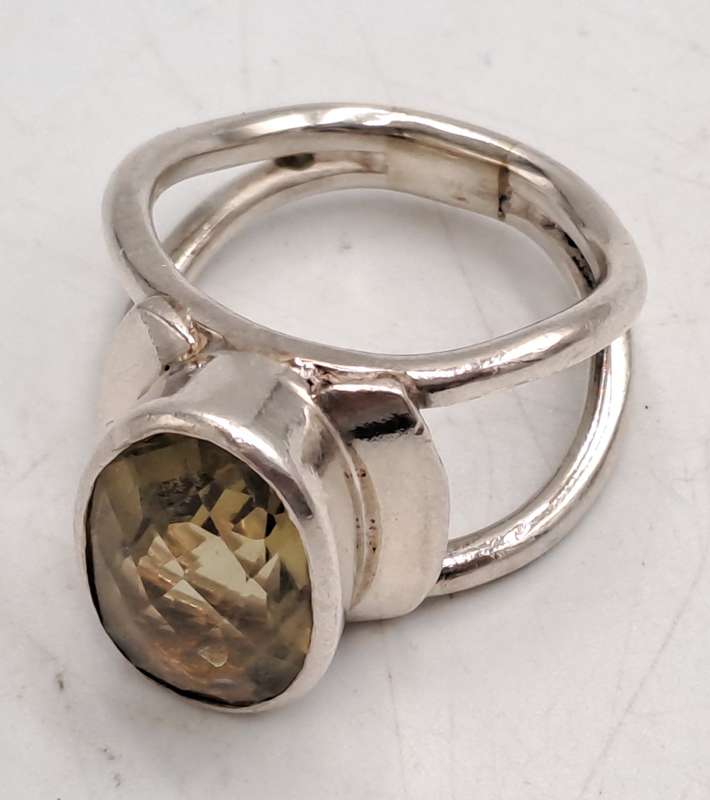 Pre-owned silver ring with citrine gemstone