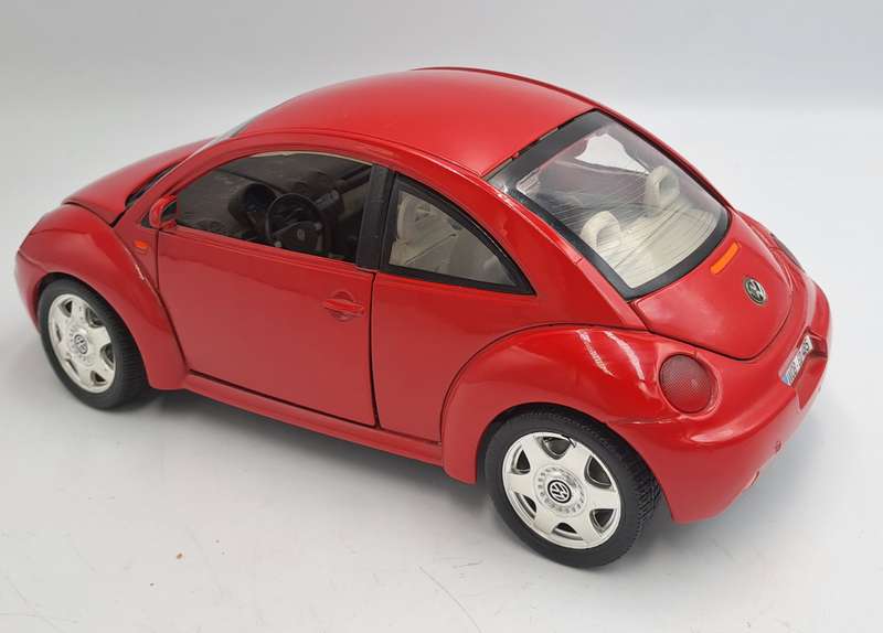 Burago 1998 Volkswagen New Beetle Made In Italy Scale 1/18