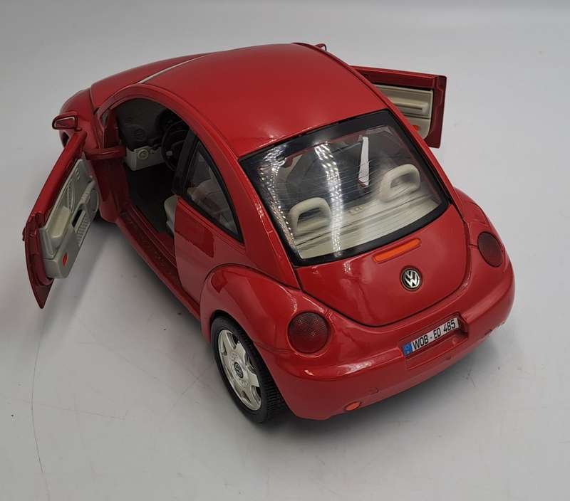 Burago 1998 Volkswagen New Beetle Made In Italy Scale 1/18