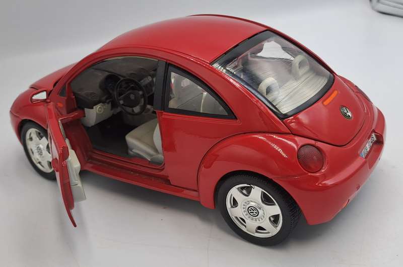 Burago 1998 Volkswagen New Beetle Made In Italy Scale 1/18