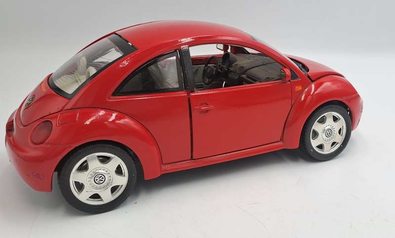 Burago 1998 Volkswagen New Beetle Made In Italy Scale 1/18