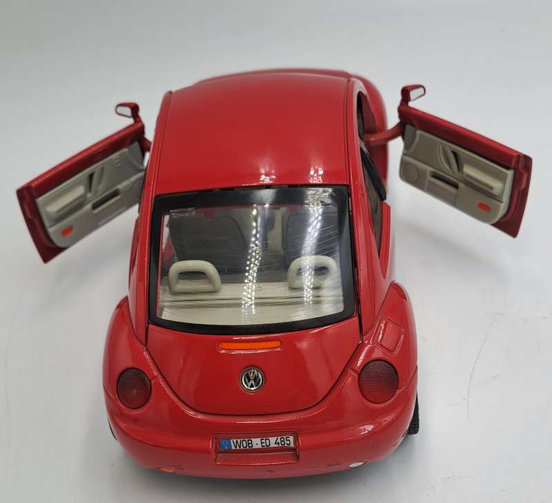 Burago 1998 Volkswagen New Beetle Made In Italy Scale 1/18