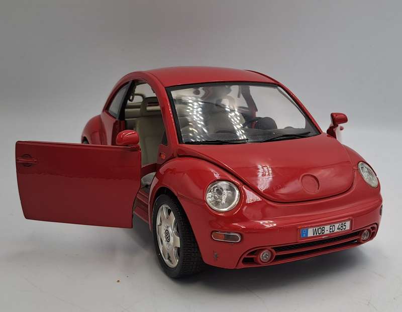 Burago 1998 Volkswagen New Beetle Made In Italy Scale 1/18