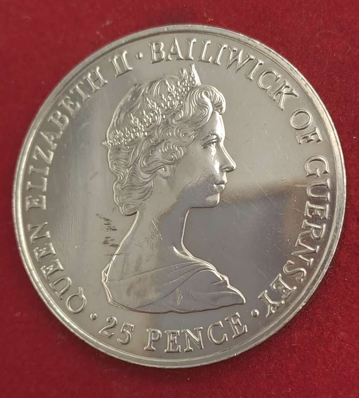 1980 United Kingdom 25 Pence - Guernsey  Elizabeth II Queen Mother Silver