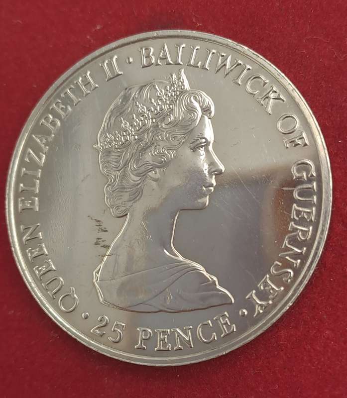 1980 United Kingdom 25 Pence - Guernsey  Elizabeth II Queen Mother Silver