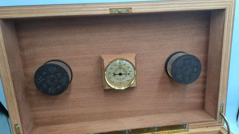 Wood Cigar Box with Hygrometer- with Key -fuenze made in italy