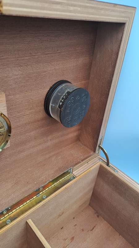 Wood Cigar Box with Hygrometer- with Key -fuenze made in italy