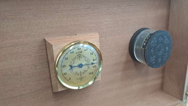 Wood Cigar Box with Hygrometer- with Key -fuenze made in italy
