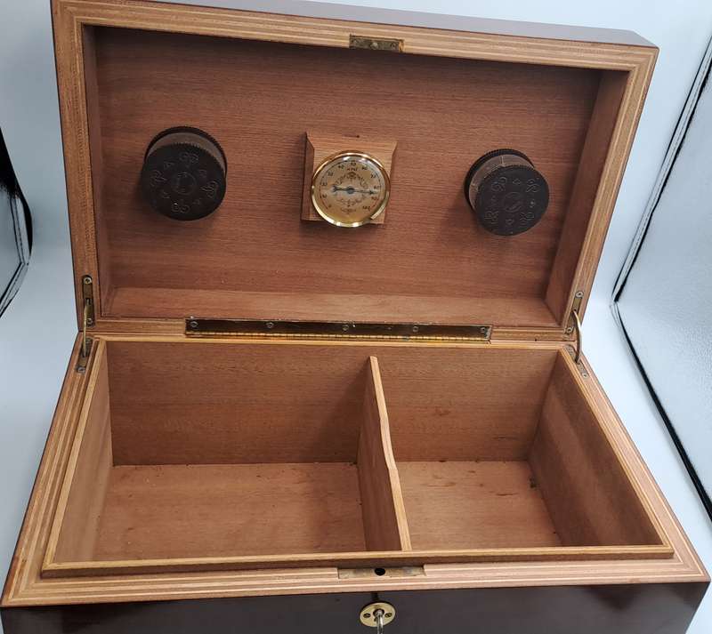 Wood Cigar Box with Hygrometer- with Key -fuenze made in italy