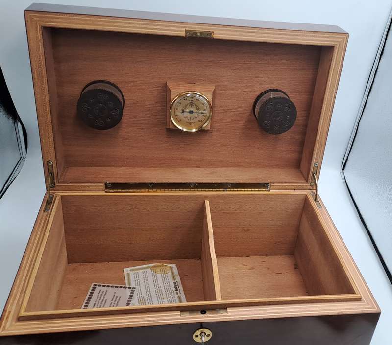 Wood Cigar Box with Hygrometer- with Key -fuenze made in italy