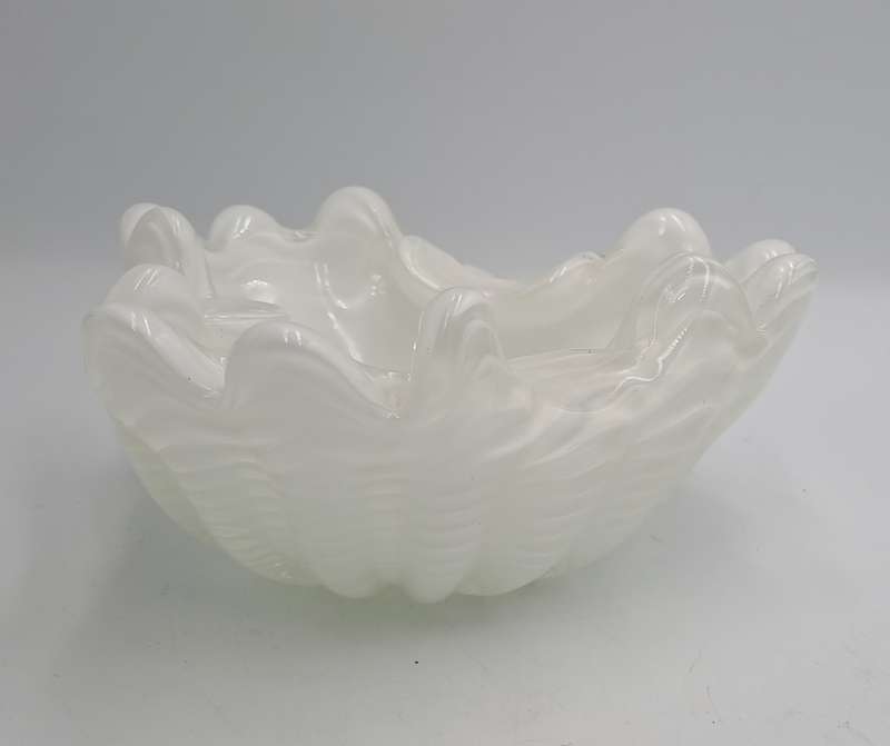Murano Art Glass Brilliant White Swirl Vase 7,5cm x 17,5cm x 16cm