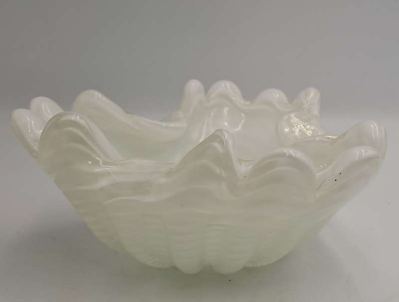 Murano Art Glass Brilliant White Swirl Vase 7,5cm x 17,5cm x 16cm