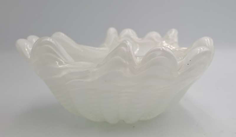 Murano Art Glass Brilliant White Swirl Vase 7,5cm x 17,5cm x 16cm