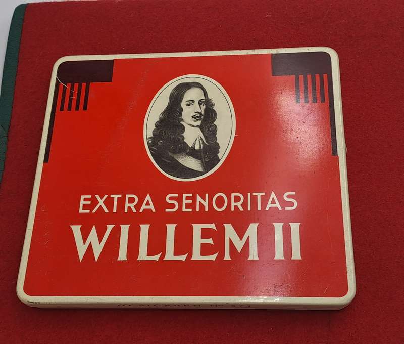 Empty Vintage Willem II Cigar tin Extra Senoritas Made in Holland Holland