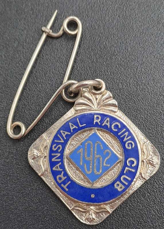 Rare!! 1962 Transvaal Racing Club  (HORSE RACING)-Enamel Badge- No 117