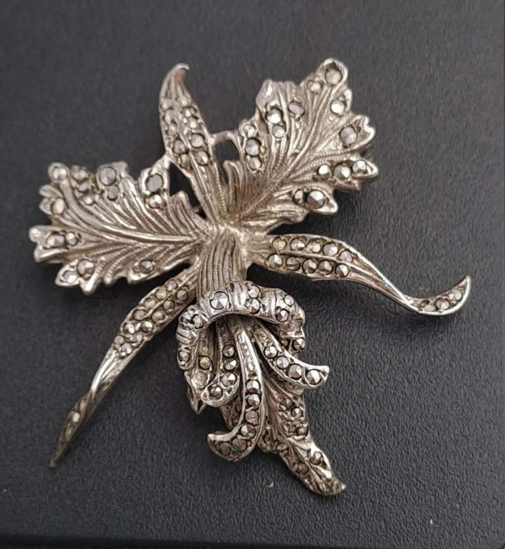 Vintage Marcasite Brooch -White Metal 4,5cm x 5,2cm
