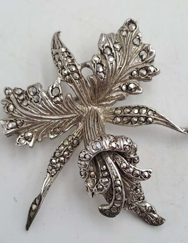 Vintage Marcasite Brooch -White Metal 4,5cm x 5,2cm