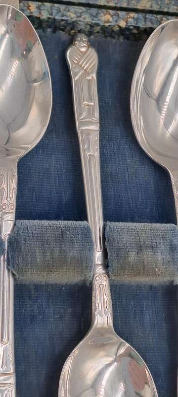 6 Vintage Yeoman Plate Apostel Spoons -Boxed -Made in England