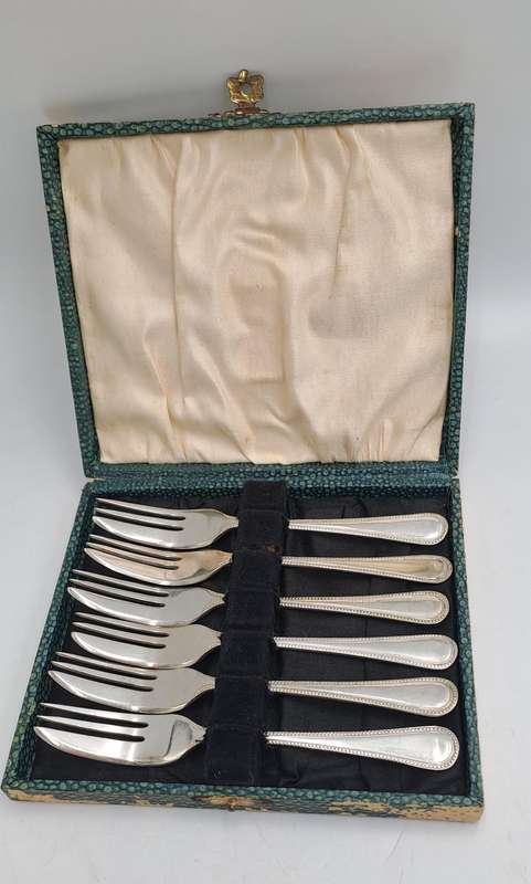 6  E.P.N.S silver plated vintage snack forks in original box