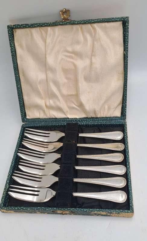 6  E.P.N.S silver plated vintage snack forks in original box