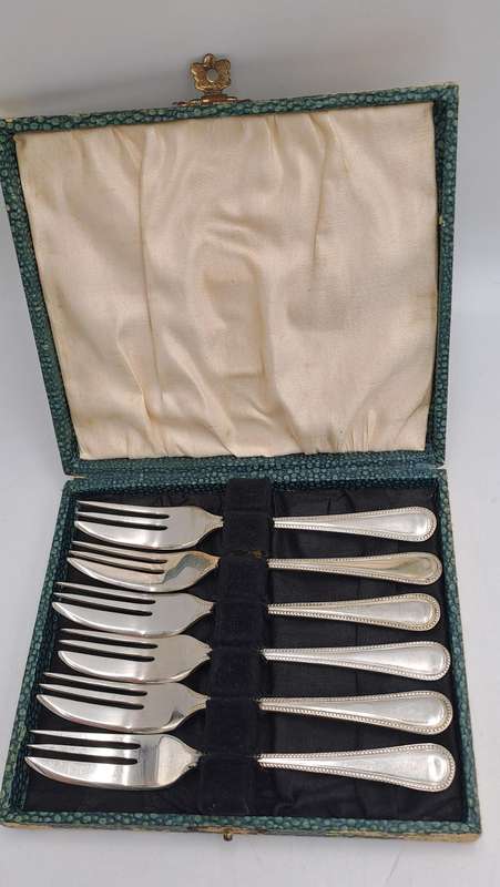 6  E.P.N.S silver plated vintage snack forks in original box