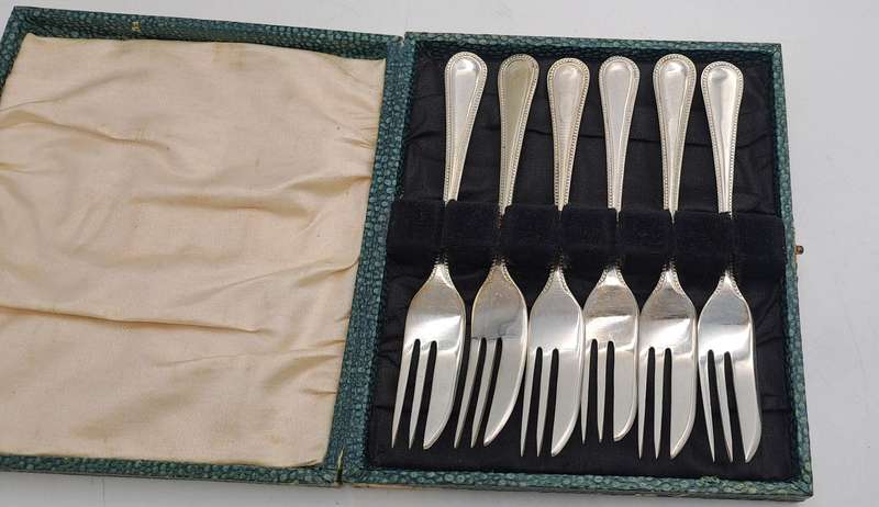 6  E.P.N.S silver plated vintage snack forks in original box
