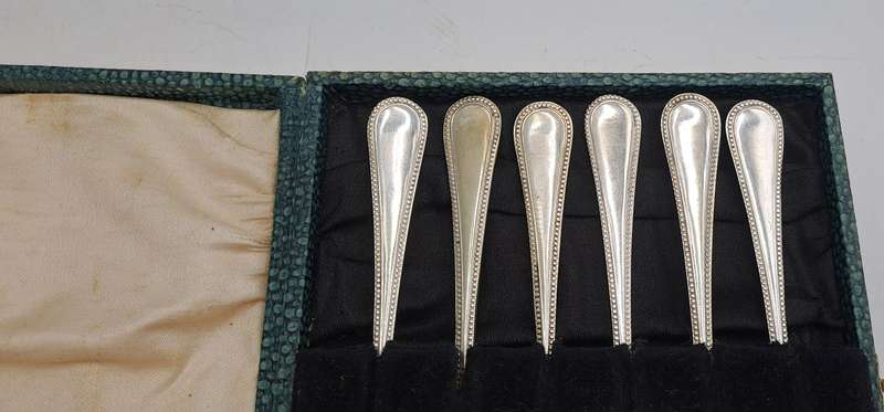 6  E.P.N.S silver plated vintage snack forks in original box