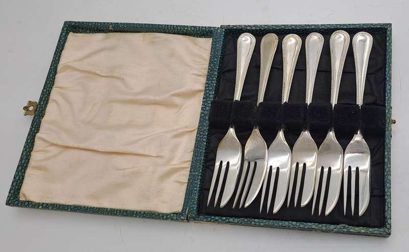 6  E.P.N.S silver plated vintage snack forks in original box