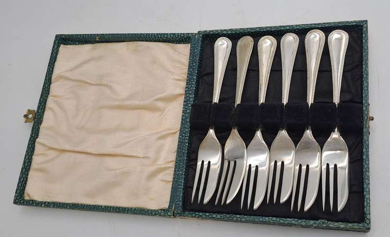 6  E.P.N.S silver plated vintage snack forks in original box