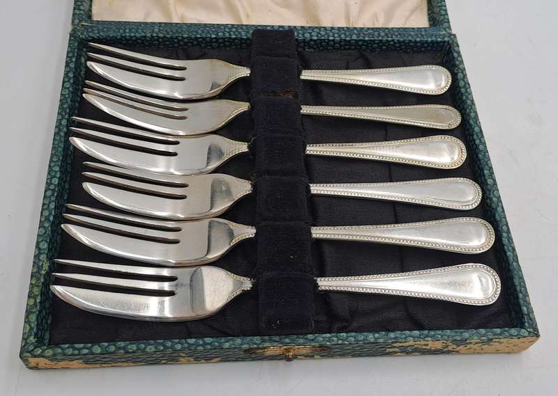 6  E.P.N.S silver plated vintage snack forks in original box