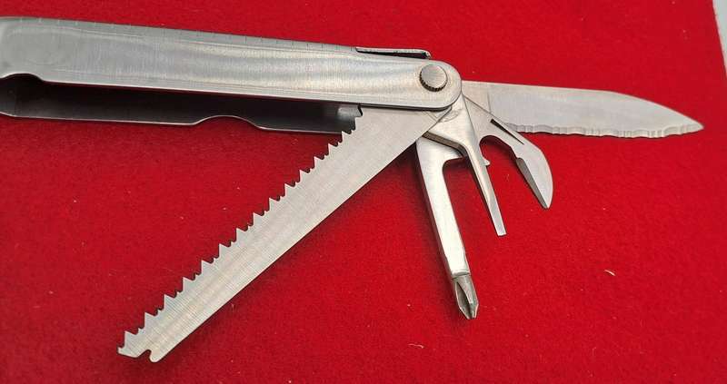 Leatherman Supertool Portland OR USA in Leather Pouch