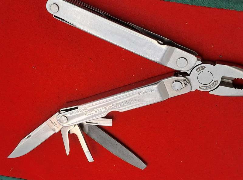 Leatherman Supertool Portland OR USA in Leather Pouch