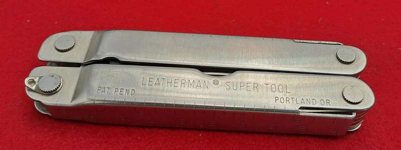 Leatherman Supertool Portland OR USA in Leather Pouch