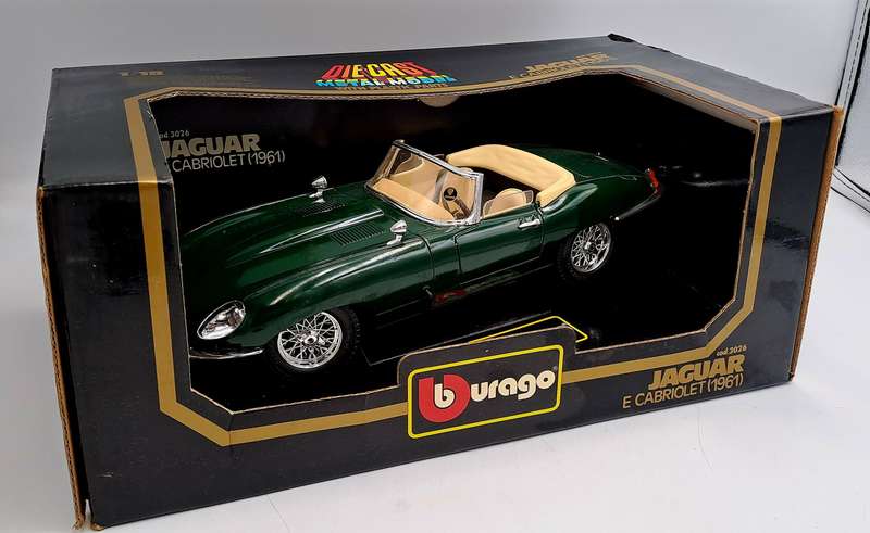 Burago 1/18 Scale Diecast 3026 - Green 1961 Jaguar E Type Cabriolet -