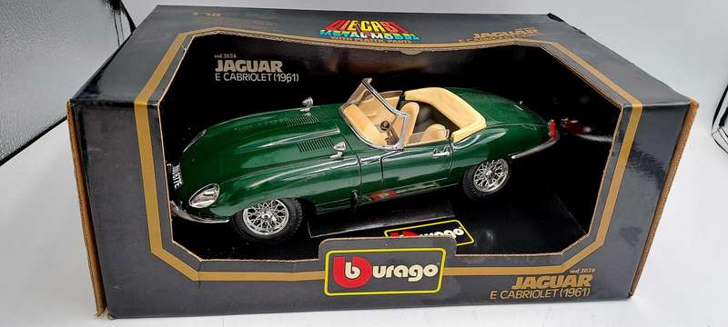 Burago 1/18 Scale Diecast 3026 - Green 1961 Jaguar E Type Cabriolet -