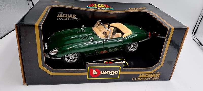 Burago 1/18 Scale Diecast 3026 - Green 1961 Jaguar E Type Cabriolet -