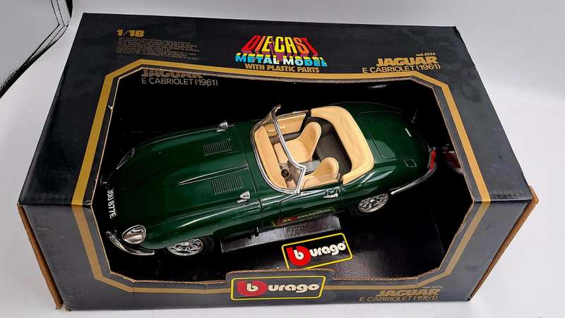 Burago 1/18 Scale Diecast 3026 - Green 1961 Jaguar E Type Cabriolet -
