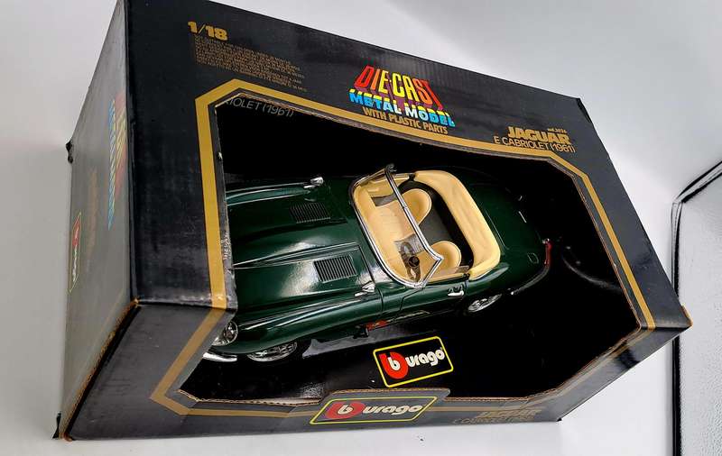 Burago 1/18 Scale Diecast 3026 - Green 1961 Jaguar E Type Cabriolet -