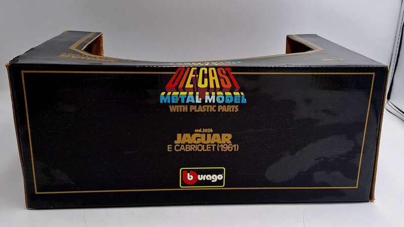 Burago 1/18 Scale Diecast 3026 - Green 1961 Jaguar E Type Cabriolet -