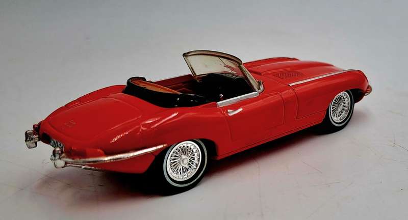 1990 Matchbox Dinky 1/43 Scale DY-18 - 1969 Jaguar E Type Mk1 1/2 - Red-