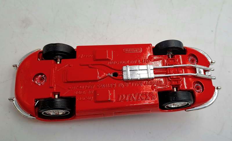1990 Matchbox Dinky 1/43 Scale DY-18 - 1969 Jaguar E Type Mk1 1/2 - Red-