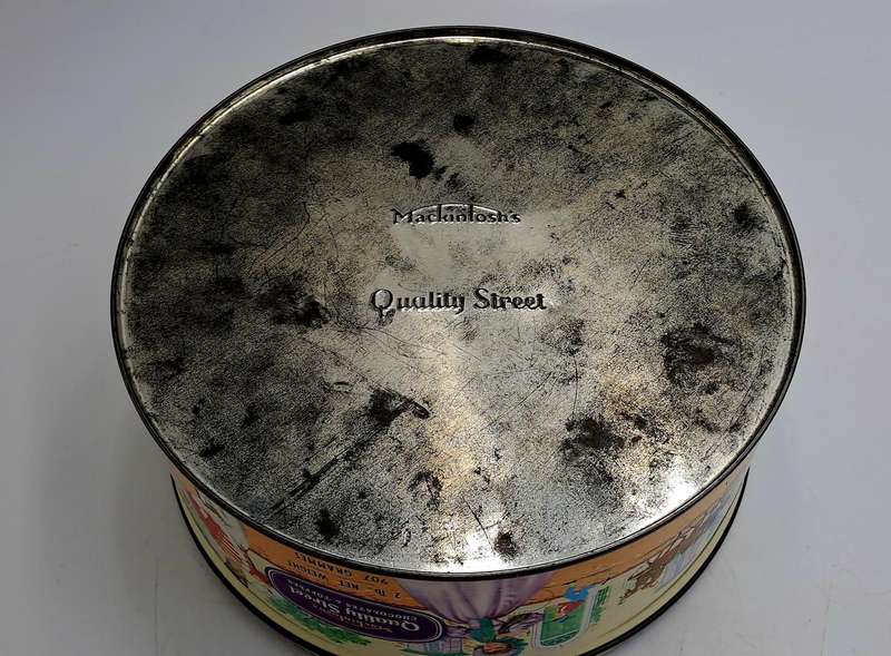 Empty 1980's Quality street Tin 18,2 cm In diameter