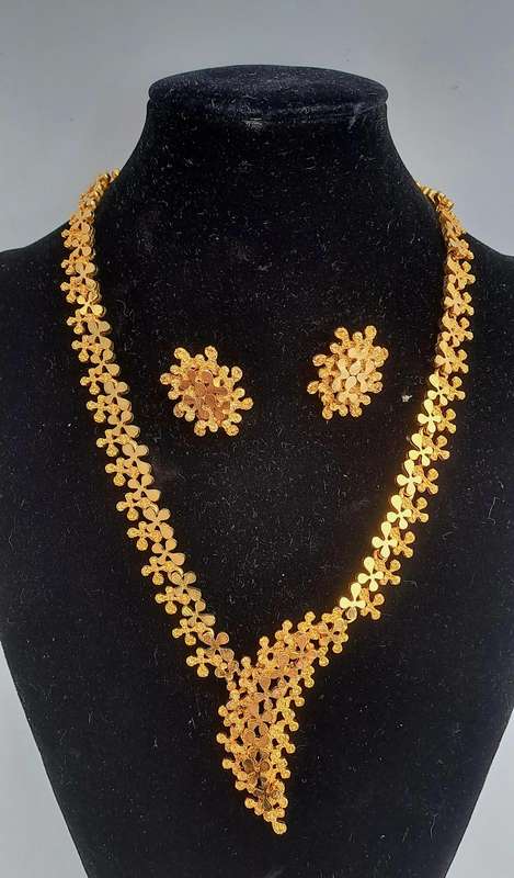 Vintage Goldtone Necklace and earings set -Boxed