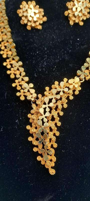 Vintage Goldtone Necklace and earings set -Boxed