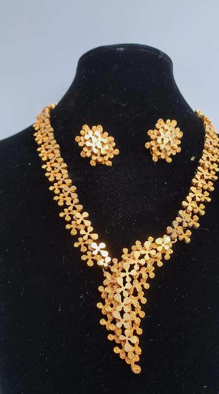 Vintage Goldtone Necklace and earings set -Boxed