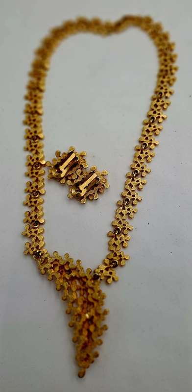 Vintage Goldtone Necklace and earings set -Boxed