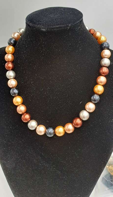 Pre-Owned  2 x Honey Necklaces in Honey Tin -Costume Jewelry -faux or simulated pearls
